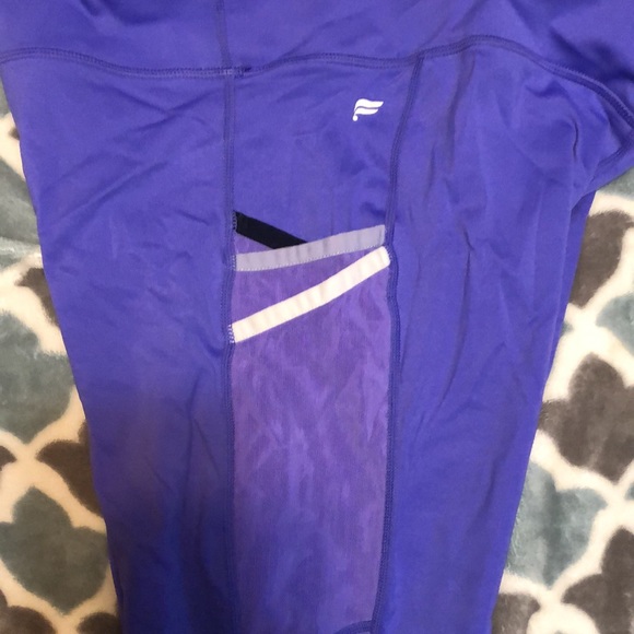 ✨2/$75 ✨ Fabletics bra & legging outfit - Picture 7 of 11